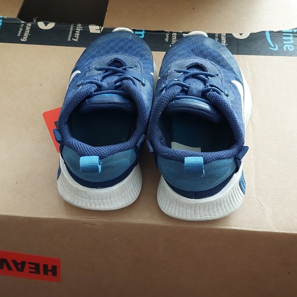 nike boys no tie shoes